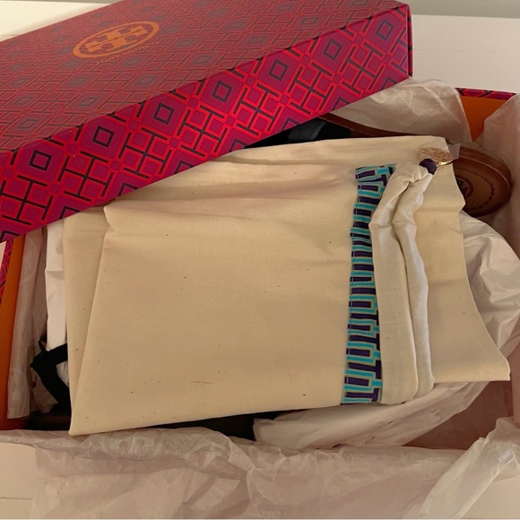 Tory Burch BAR LOGO flat sandal Lancaster Suede Navy & Black with Gold hardware - Picture 7 of 9